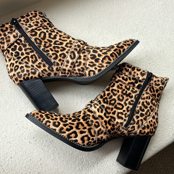Steve Madden Leopard print booties. Size 10 - Picture 4 of 5